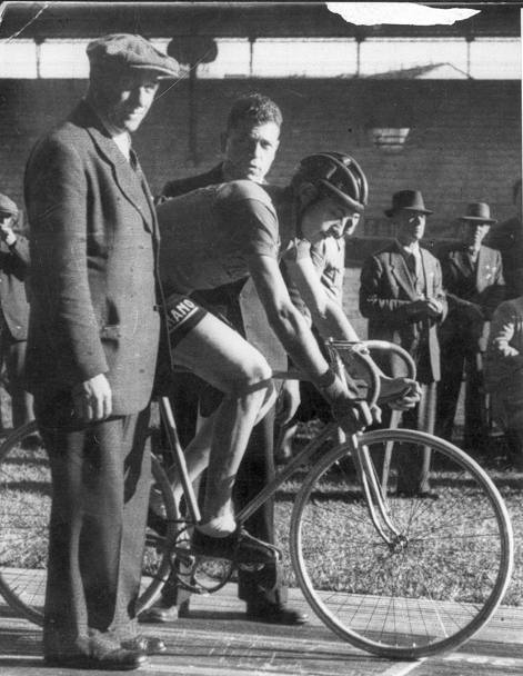 Fausto Coppi sfida l’Ora al Vigorelli di Milano il 7 novembre 1942. Il Campionissimo aveva 23 anni, pedal 45,798 km strappando il primato ad Archambaud (45,767). Bordin